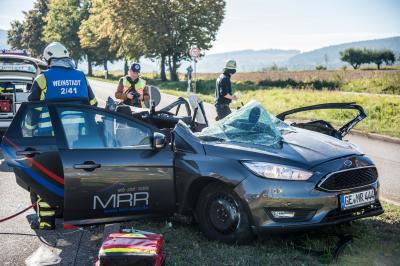 Weinstadt-Endersbach: Pkw kollidiert mit Lkw - Pkw-Fahrer eingeklemmt